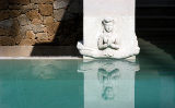 Stilvolle asiatische Elemente auch am Pool von Kamalaya Koh Samui c/o Hermann-Meier PR